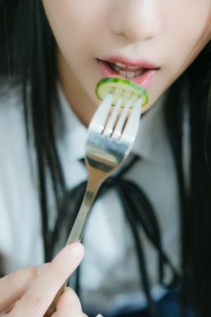 欧美玫瑰花扑克纹身_剧情片全集免费观看